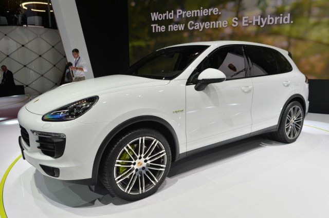 Newcarreleasedates.Com New 2018 Hybrids and Plug-ins ‘’2018 PORSCHE CAYENNE S HYBRID‘’ 2018 Hybrid/Electric Vehicle Buying Guide, Price, Photos, Reviews