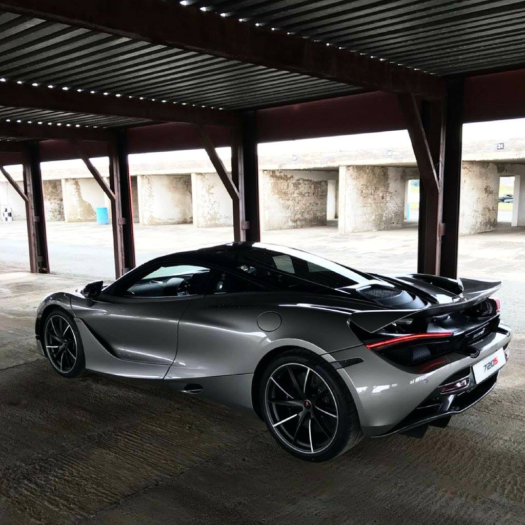 “Watch out for the idiot behind me” - McLaren 720S